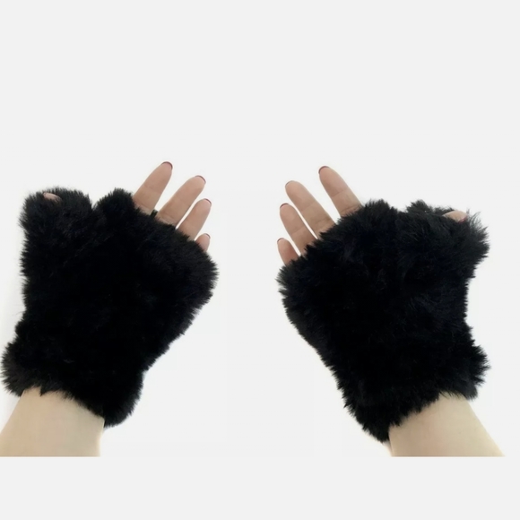 Surell Accessories - NWT$70 Surell Faux Fur Knit Texting Fingerless Gloves Mittens